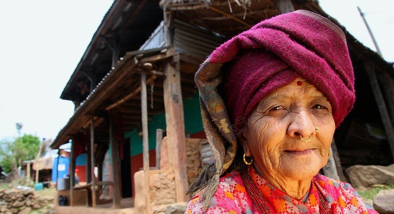Mulher idosa na vila de Makaising, no distrito de Gorkha, Nepal